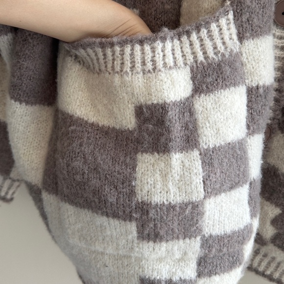 BIBI Oversized Chunky Grey and White Checkered Boyfriend Cardigan, Size Small - Picture 8 of 16